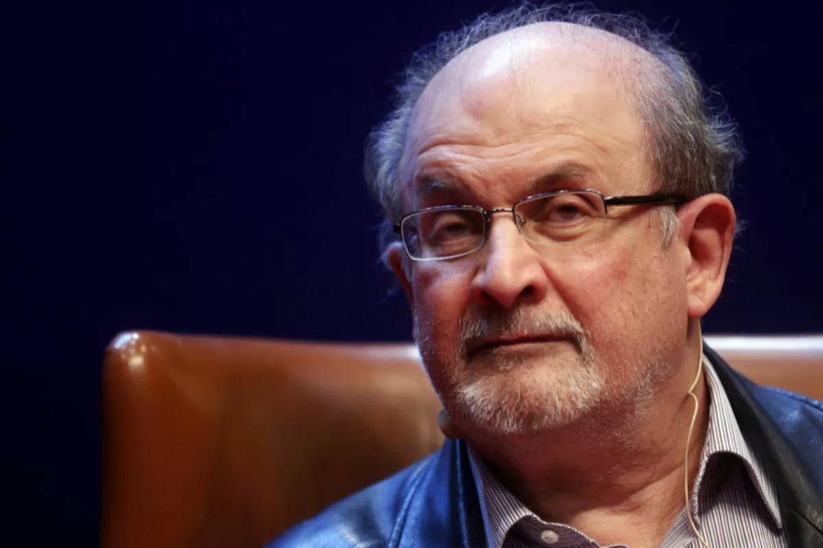Celebrul romancier anglo-indian Salman Rushdie a fost înjunghiat