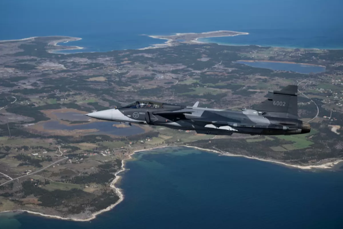 Avionul de luptă cu reacție al Suediei Jas 39 Gripen E zboară deasupra insulei Gotland din Marea Baltică, Suedia, 11 mai 2022