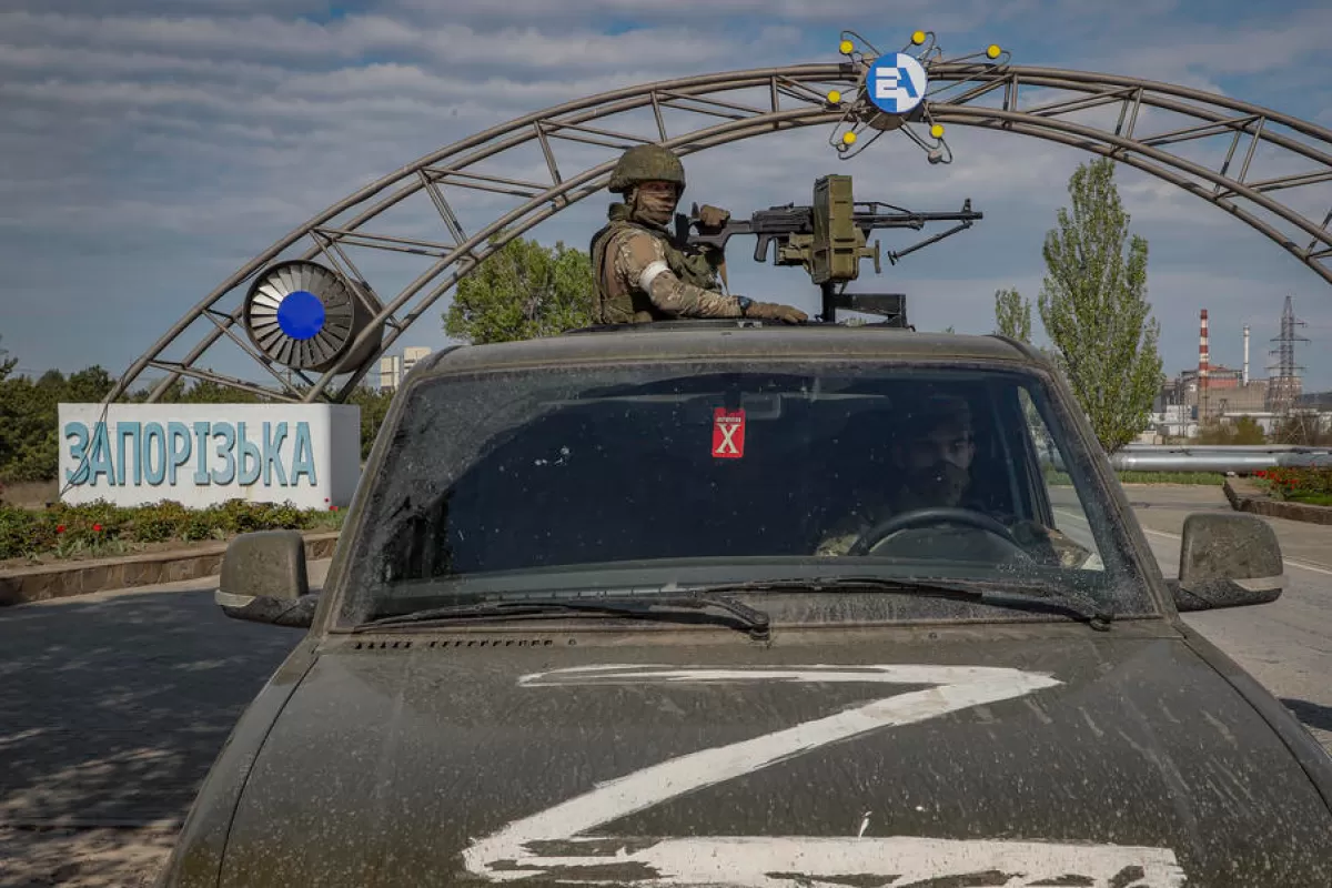 O fotografie făcută în timpul unei vizite la Mariupol organizată de armata rusă prezintă militari ruși de gardă la centrala nucleară Zaporizhzhia din Enerhodar, sud-estul Ucrainei, 01 mai 2022 (reeditat pe 04 august 2022).