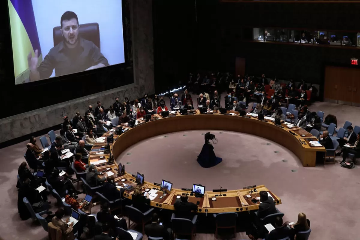 Președintele Ucrainei Volodimir Zelenski transmite un mesaj video în timpul unei reuniuni a Consiliului de Securitate al Națiunilor Unite despre situația din Ucraina pe fondul invaziei militare ruse, la sediul Națiunilor Unite, din New York, New York, SUA, 05 aprilie 2022.