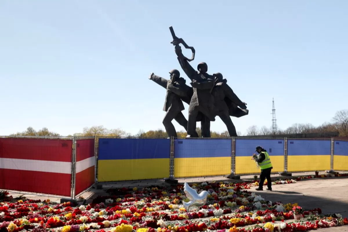RĂZBOI ÎN UCRAINA: Letonii mai demolează un monument sovietic