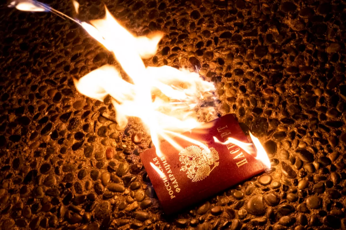 RĂZBOI ÎN UCRAINA: Rușii amenință că vor riposta dacă rămân fără vize în Europa