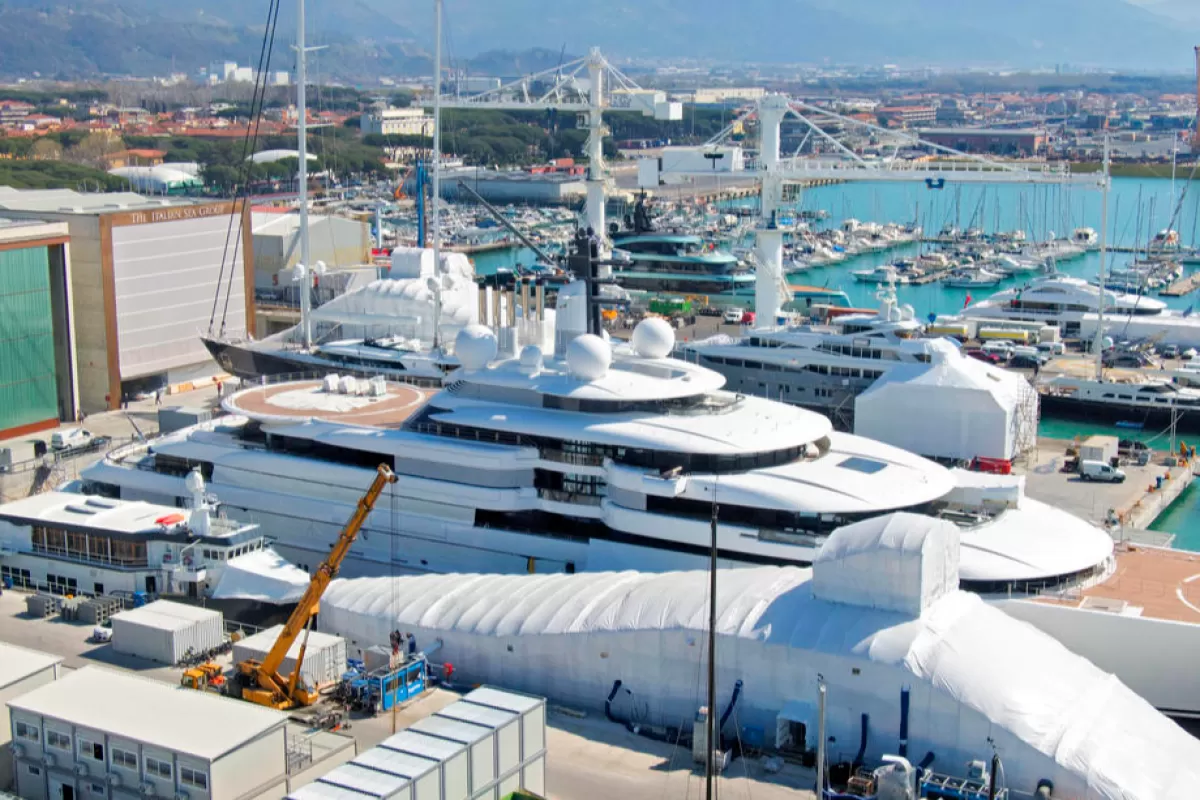 Despre iahtul de 600 de milioane de dolari primit cadou de Putin și rețeta îmbogățirii unui „patriot” pro-război