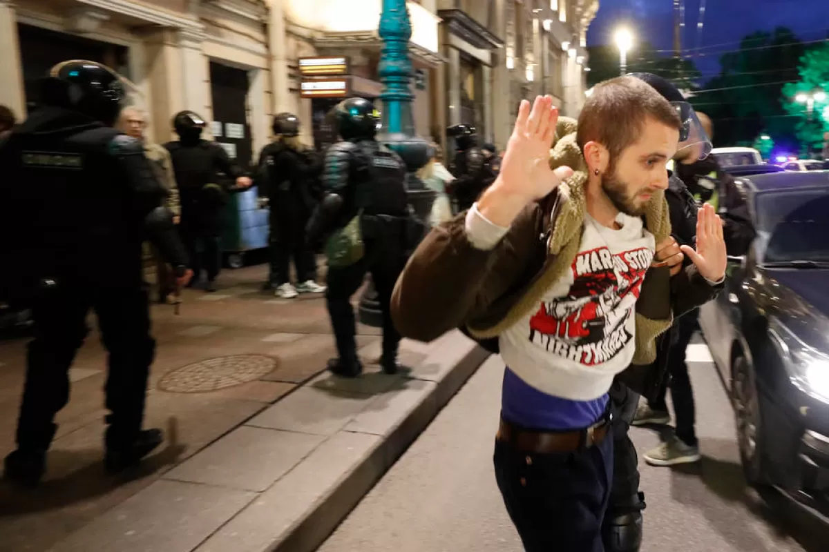 Despre cum protestatarii anti-război sunt trimiși pe front cu forța, iar propagandiștii regimului evită recrutarea