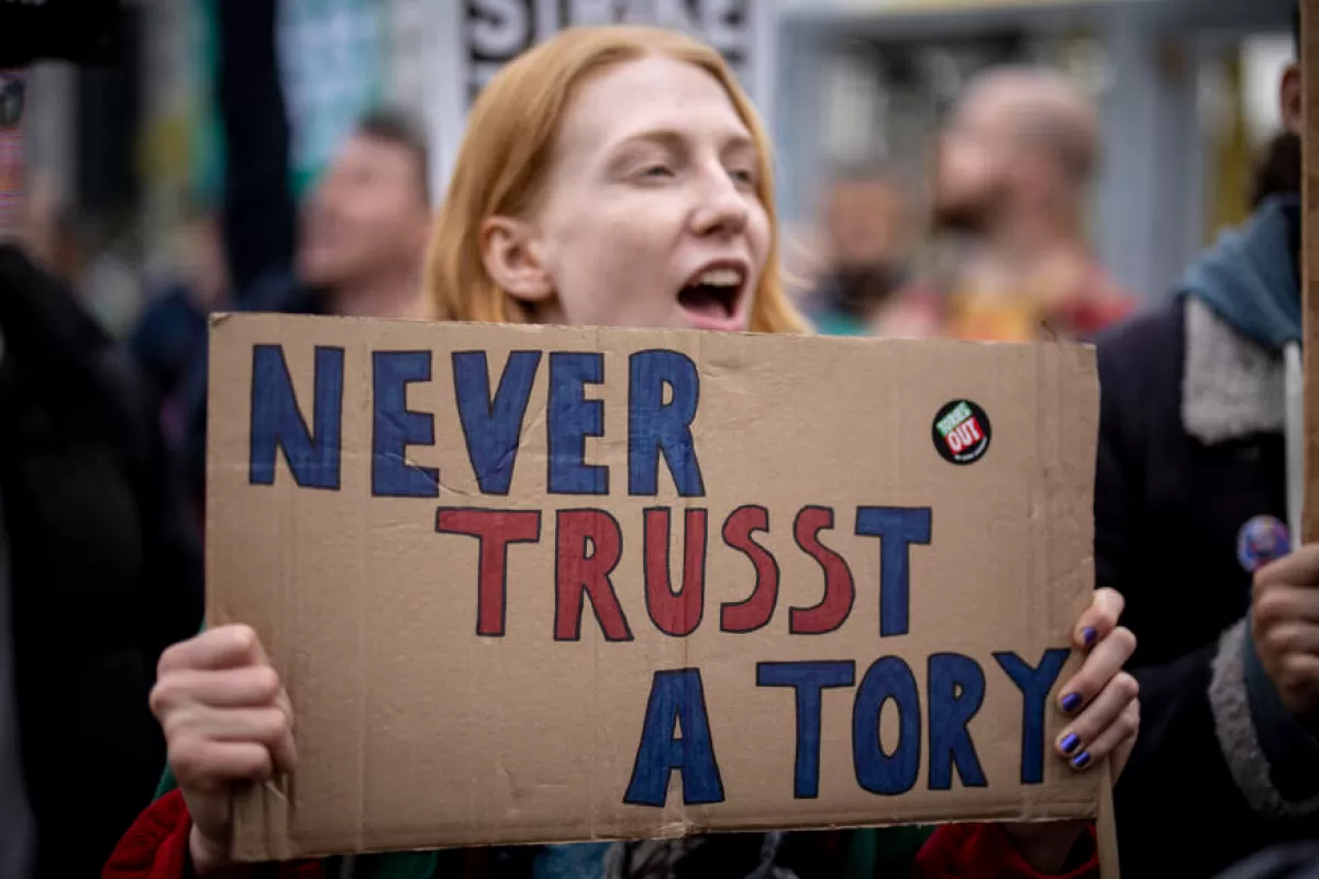 Premierul britanic este ținta unor critici aproape unanime din cauza soluțiilor sale pentru redresarea economiei