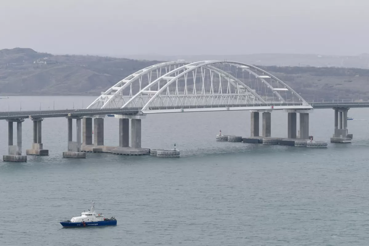 RĂZBOI ÎN UCRAINA: Explozie și incendiu pe podul strategic care leagă Rusia continentală de Crimeea