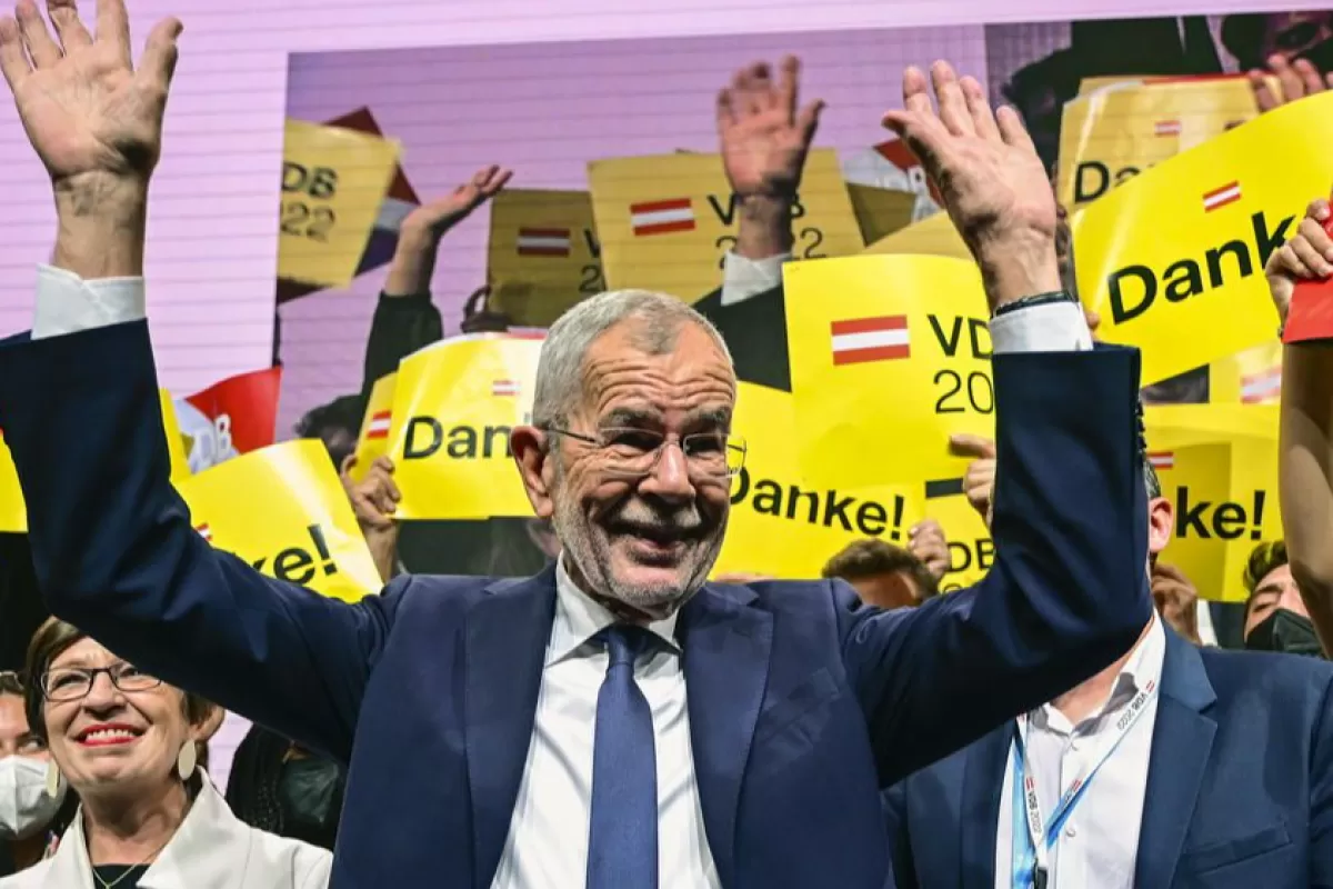 Ecologistul Alexander Van der Bellen, reales preşedinte al Austriei