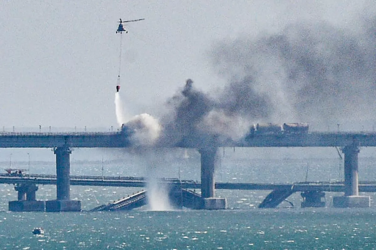 RĂZBOI ÎN UCRAINA: Președintele Volodimir Zelenski neagă implicarea Ucrainei în explozia de la podul Kerci din Crimeea