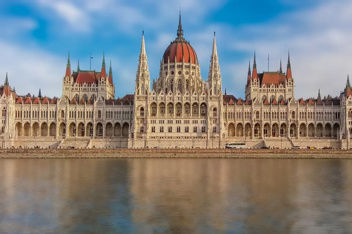 Ungaria a modificat Constituția: mama este femeie, iar tatăl este bărbat.