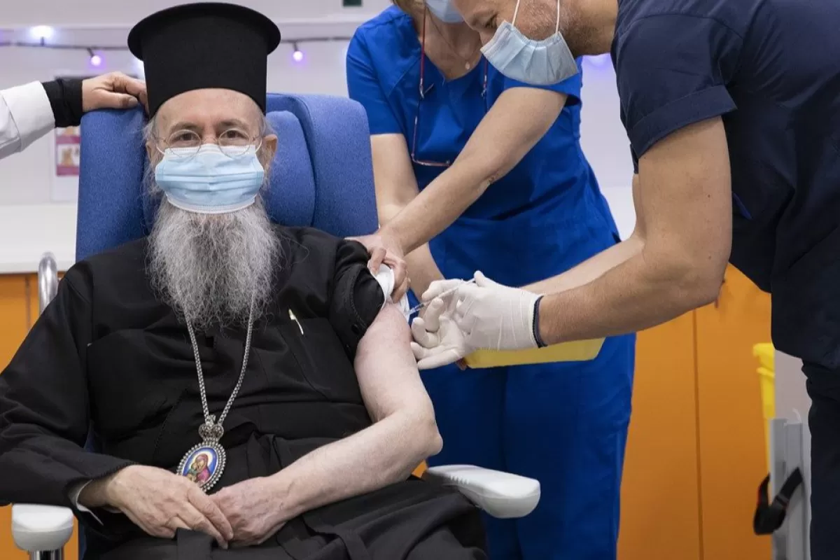 Medicii greci nevaccinaţi anti-COVID-19 pot să revină în sistem