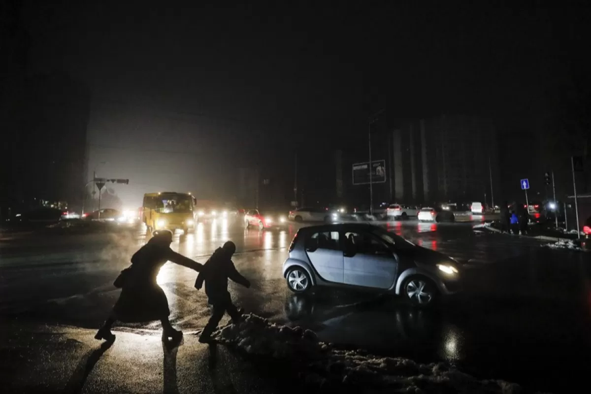 RĂZBOI ÎN UCRAINA: Aproape jumătate din rețeaua electrică ucraineană rămăsese, joi, nefuncțională