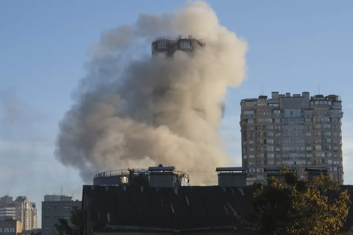 RĂZBOI ÎN UCRAINA: Un nou val de bombardamente rusești lasă Kievul fără apă