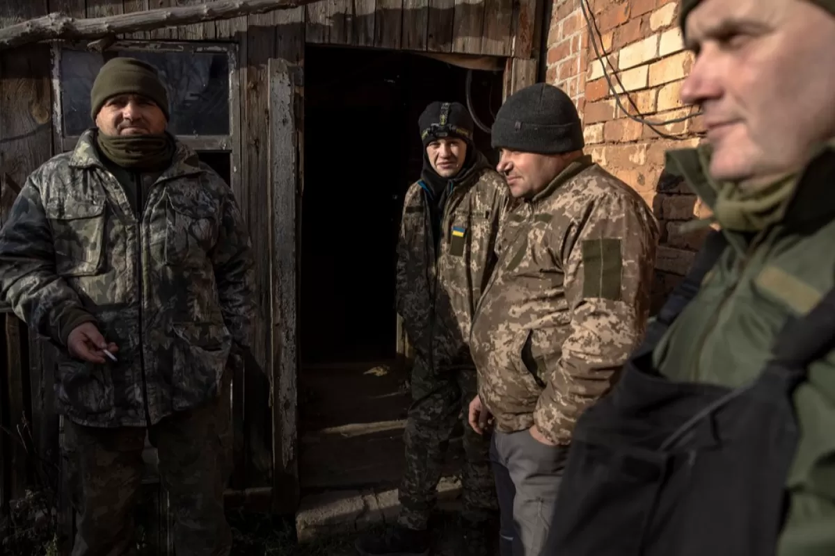 RĂZBOI ÎN UCRAINA: Președintele ucrainean, Volodimir Zelenski, a făcut o vizită surpriză la Bahmut