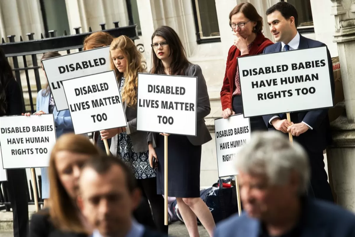 FAKE NEWS: În Marea Britanie, o femeie a fost arestată sub suspiciunea că se ruga în gând