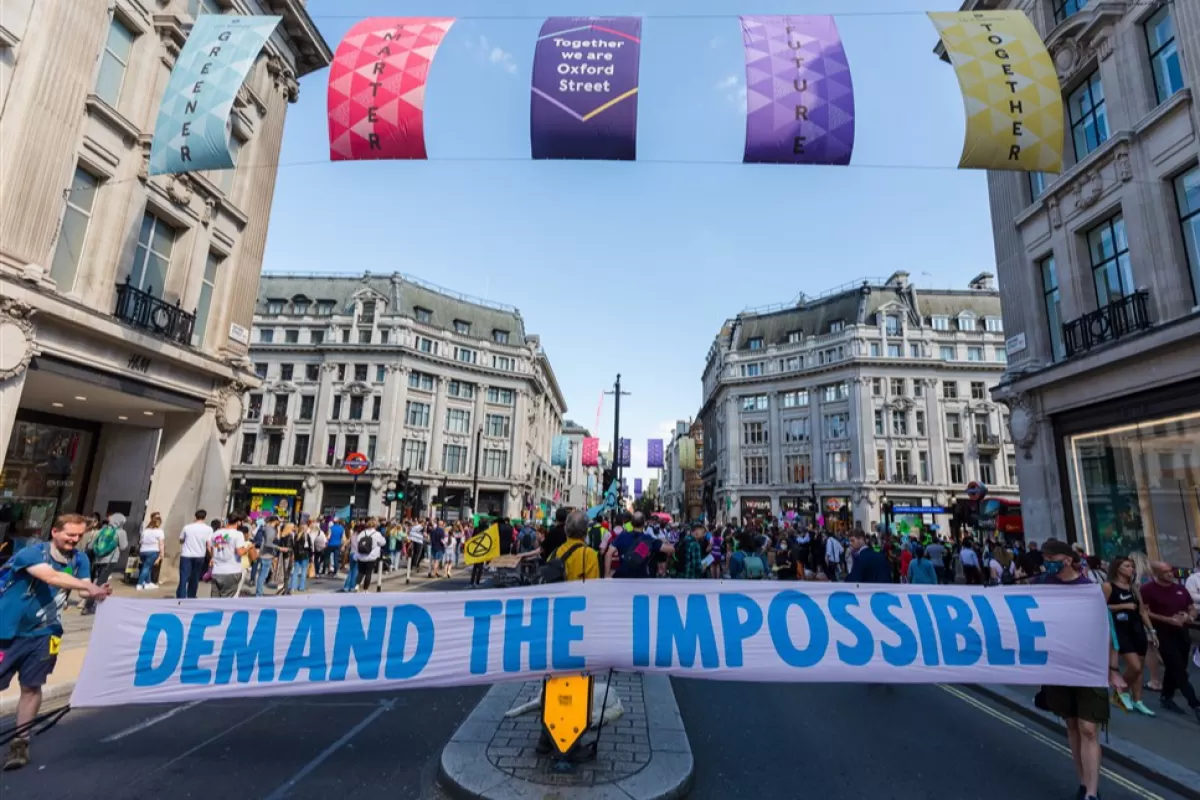 FAKE NEWS: Ecodictatura va împinge omenirea către un sistem social feudal, cu oameni „legați de glie și dependenți total de un stăpân”.