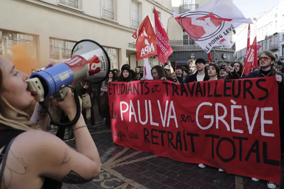 Sindicatele din Franța anunță a 5-a zi de mobilizare împotriva reformei pensiilor