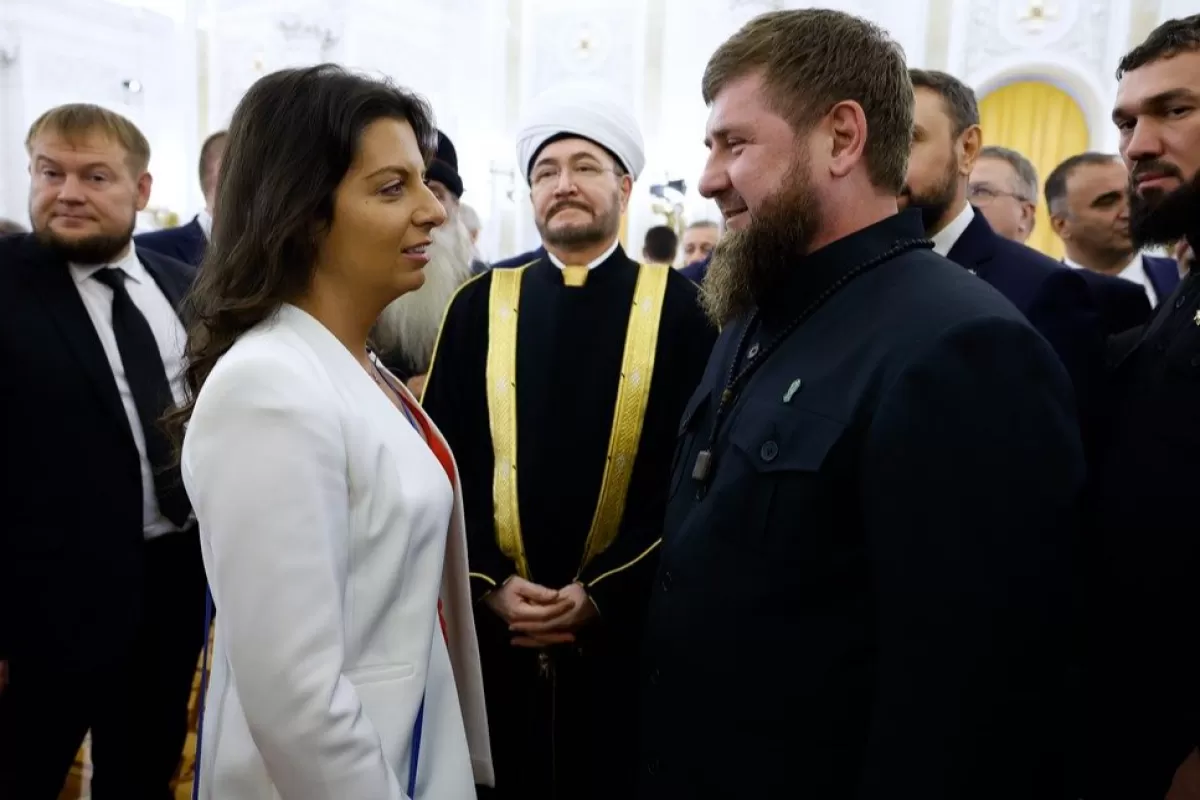Președintele regional al Ceceniei Ramzan Kadyrov (2-R) discută cu Margarita Simonyan (2-L), redactorul-șef al grupului media Rossiya Segodnya și al radiodifuzorului RT, în timpul unei ceremonii de semnare a tratatelor privind aderarea noilor teritorii la Rusia la Marele Palat al Kremlinului din Moscova, Rusia, 30 septembrie 2022.