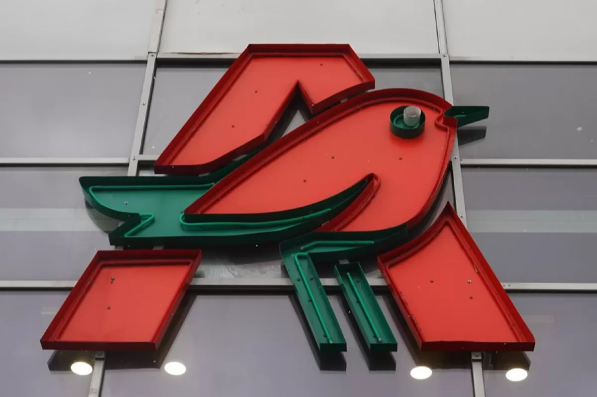 Un logo al lanțului francez de supermarketuri Auchan la un mall din Moscova, Rusia, 16 februarie 2023.