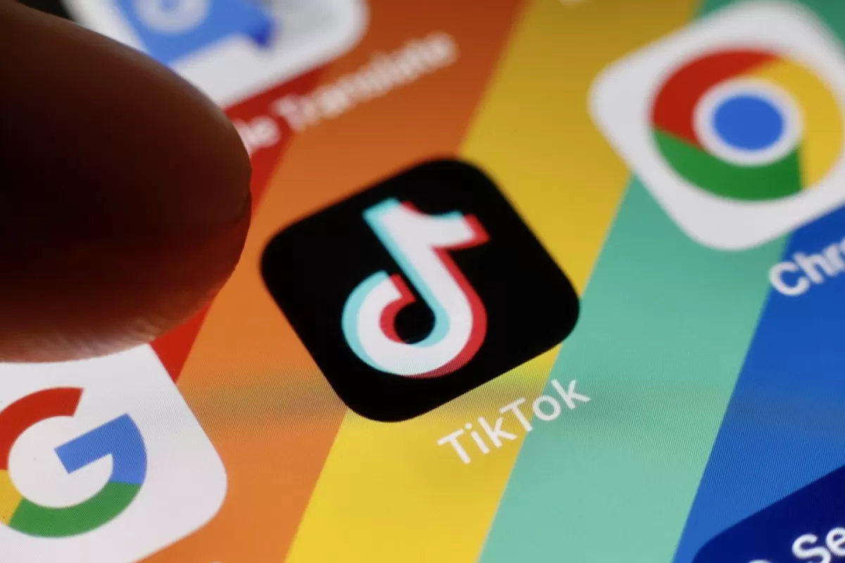 Două instituții europene le interzic angajaților să folosească TikTok pe telefoanele de serviciu