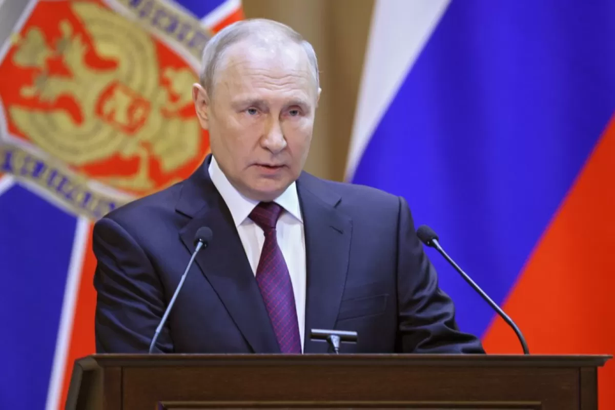 Președintele rus Vladimir Putin își ține discursul în timpul unei reuniuni a Consiliului de administrație al Serviciului Federal de Securitate (FSB), care rezumă performanța în 2022  și evidențiază sarcinile prioritare pentru 2023, la Moscova, Rusia, 28 februarie 2023. „Împreună cu agențiile de aplicare a legii și sub coordonarea comitetului național antiterorist, este necesar să se acționeze decisiv și ofensiv, să se folosească întregul arsenal de mijloace operaționale, analitice și de altă natură și complexul de combustibil și energie', a spus președintele la consiliul extins al FSB al Rusiei.