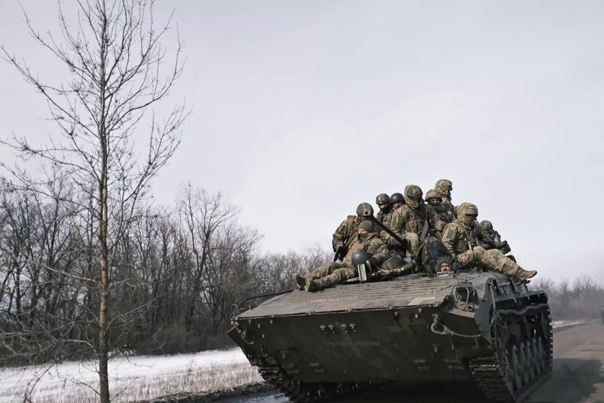 Militari ucraineni călătoresc pe un APC pe un drum în Bakhmut, Ucraina, 24 februarie 2023.