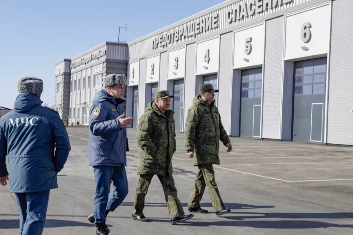 O fotografie pusă la dispoziție de Serviciul de presă al Ministerului rus al Apărării pe 6 martie 2023 îl arată pe ministrul rus al Apărării Serghei Şoigu inspectând lucrările de restaurare a infrastructurii de către Complexul de construcții militare al Ministerului rus al Apărării la Mariupol, estul Ucrainei.