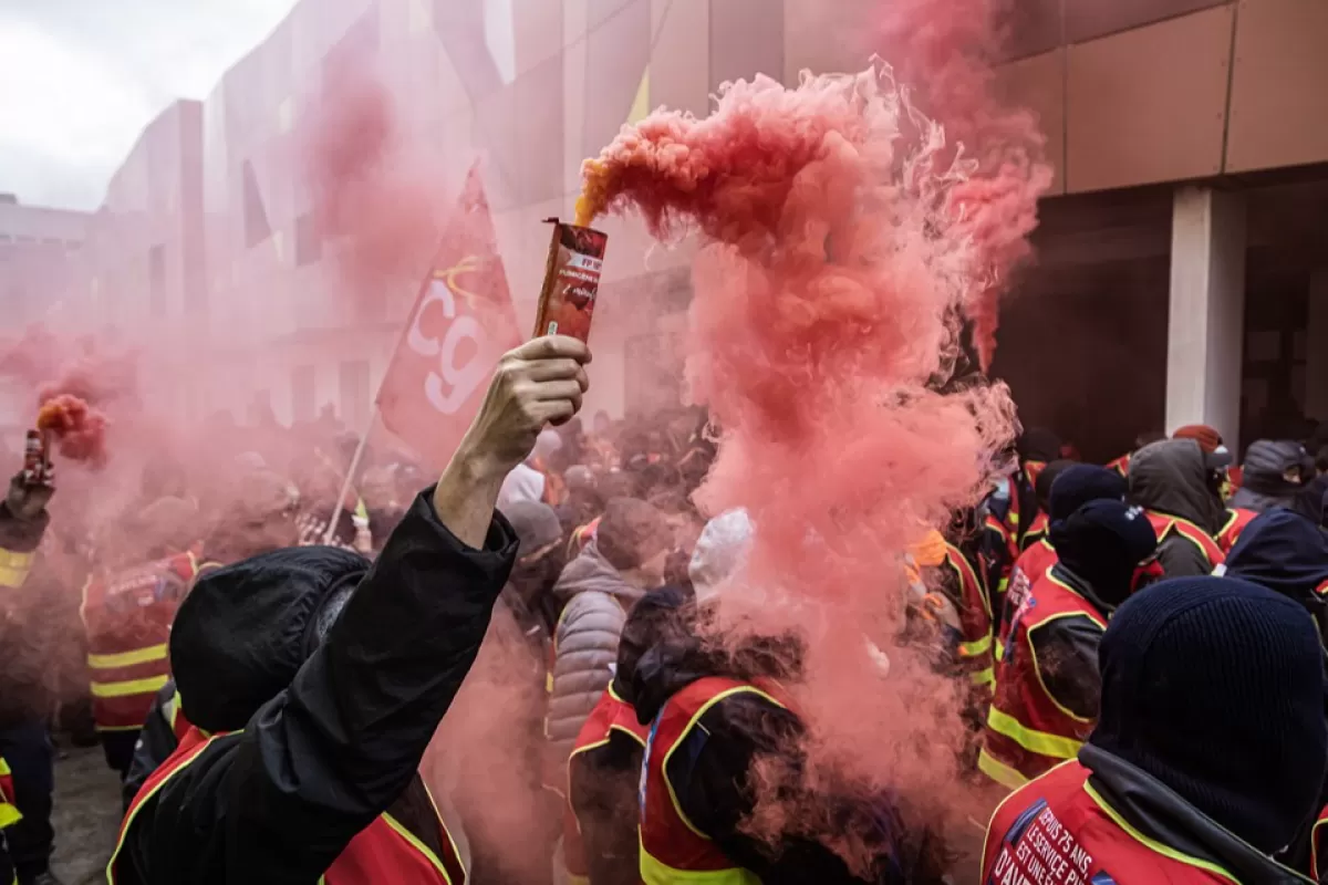 Senatul Franței a aprobat creșterea vârstei de pensionare în pofida protestelor sindicale