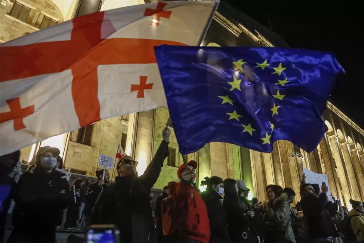 În Georgia, guvernul se inspiră de la ruși iar populația vrea în UE