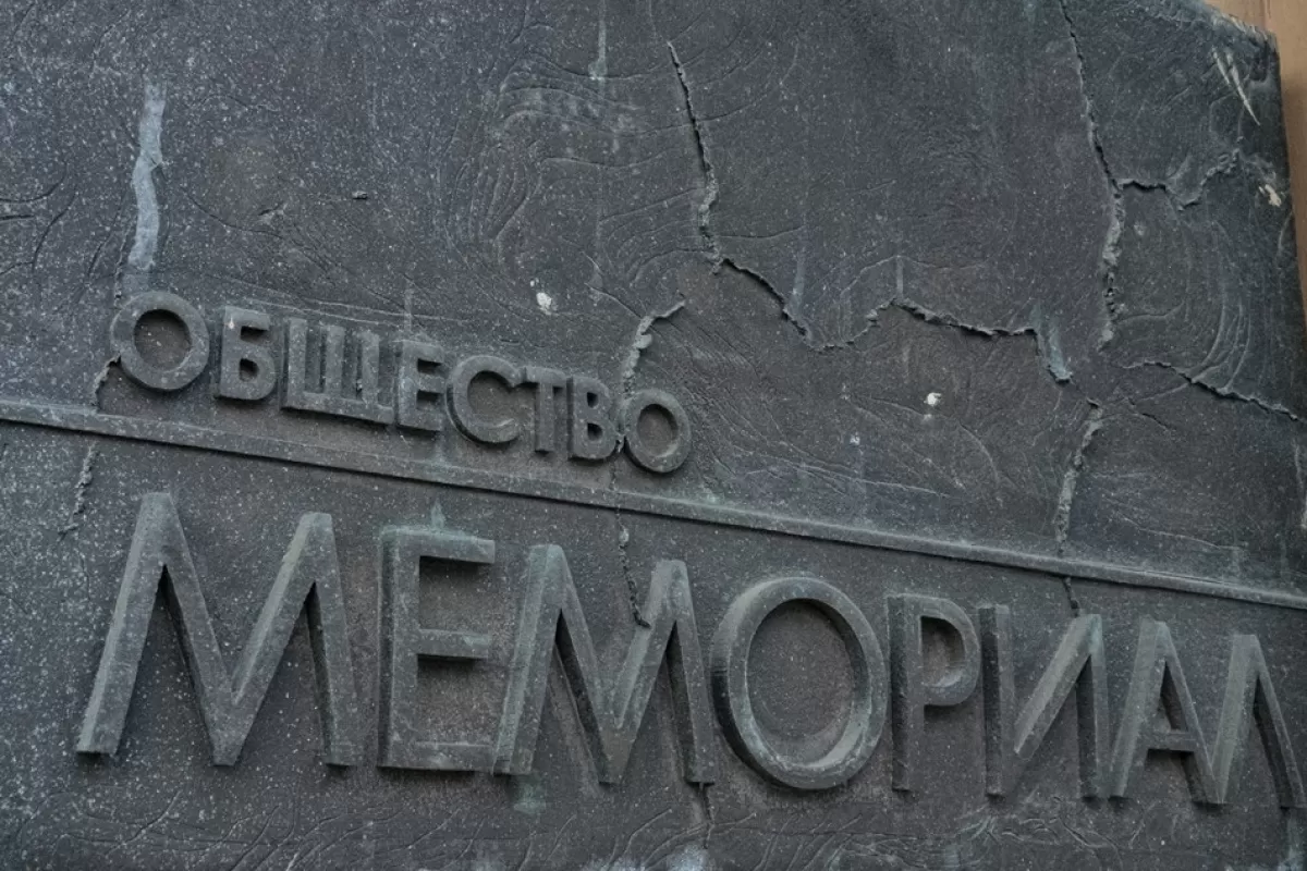 Un panou pe care scrie ”Societatea Memorial” la intrarea în sediul central al Centrului Memorial pentru Drepturile Omului din Moscova, la Moscova, Rusia, 23 noiembrie 2021 (emis în 07 octombrie 2022). Premiul Nobel pentru Pace 2022 a fost acordat avocatului pentru drepturile omului Ales Bialiațki din Belarus, organizației ruse pentru drepturile omului Memorial și organizației ucrainene pentru drepturile omului Centrul pentru Libertăți Civile. Comitetul Norvegian pentru Nobel a afirmat, într-o declarație din 7 octombrie 2022, că, prin acordarea Premiului Nobel pentru Pace lui Bialiatski, Memorial și Centrul pentru Libertăți Civile dorește ”să onoreze trei campioni remarcabili ai drepturilor omului, democrației și coexistenței pașnice” în țările vecine Belarus, Rusia și Ucraina.'