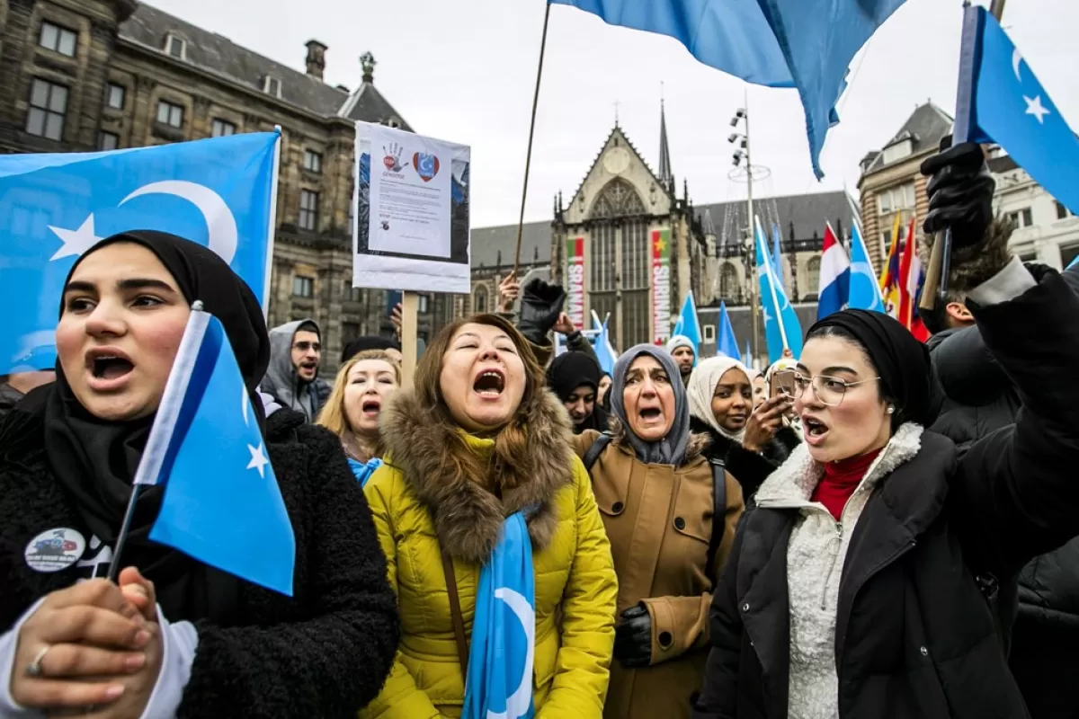 Tot mai multe ţări încearcă să înăbuşe criticile din diaspora