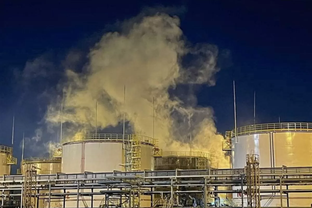 Iar a ars o rafinărie rusească