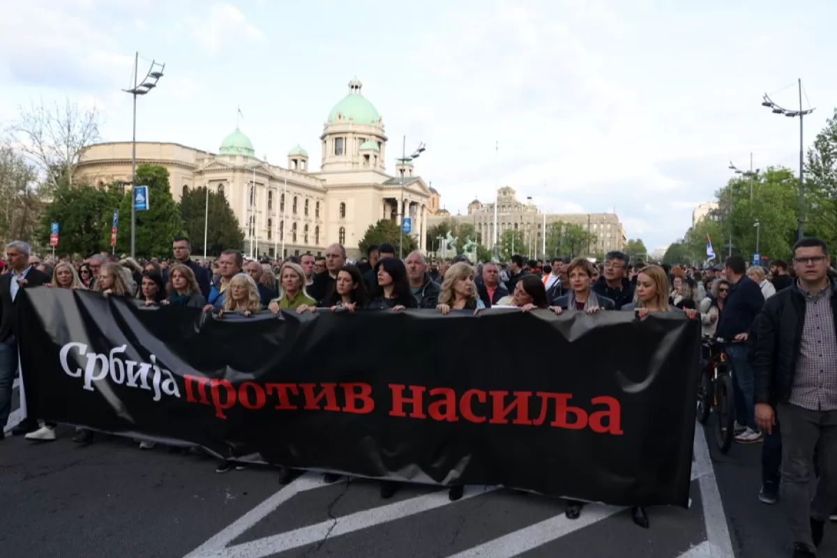 Zeci de mii de sârbi au demonstrat împotriva violenţei după două masacre cu 17 victime