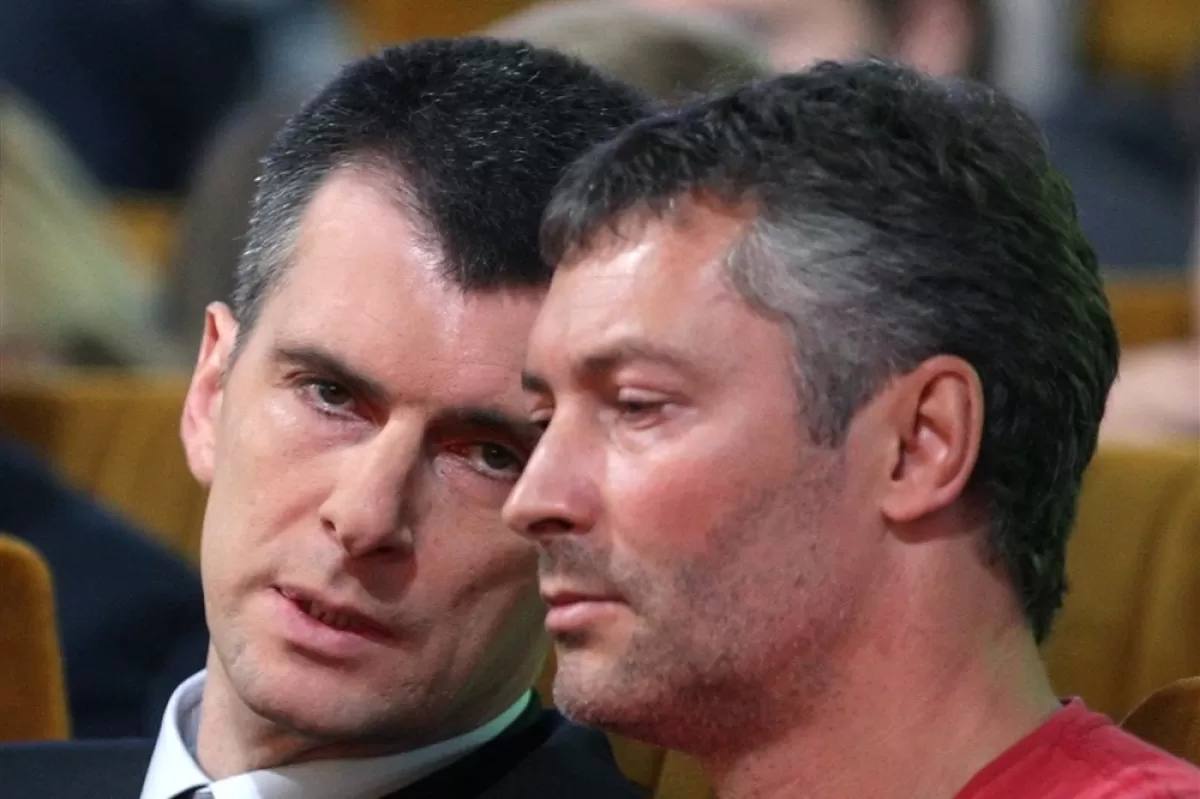 Mihail Prokhorov, miliardar rus și recent lider al partidului Cauza Dreaptă, discută cu protejatul său Yevgeny Roizman în timpul unui congres al partidului la Moscova, Rusia, 15 septembrie 2011.