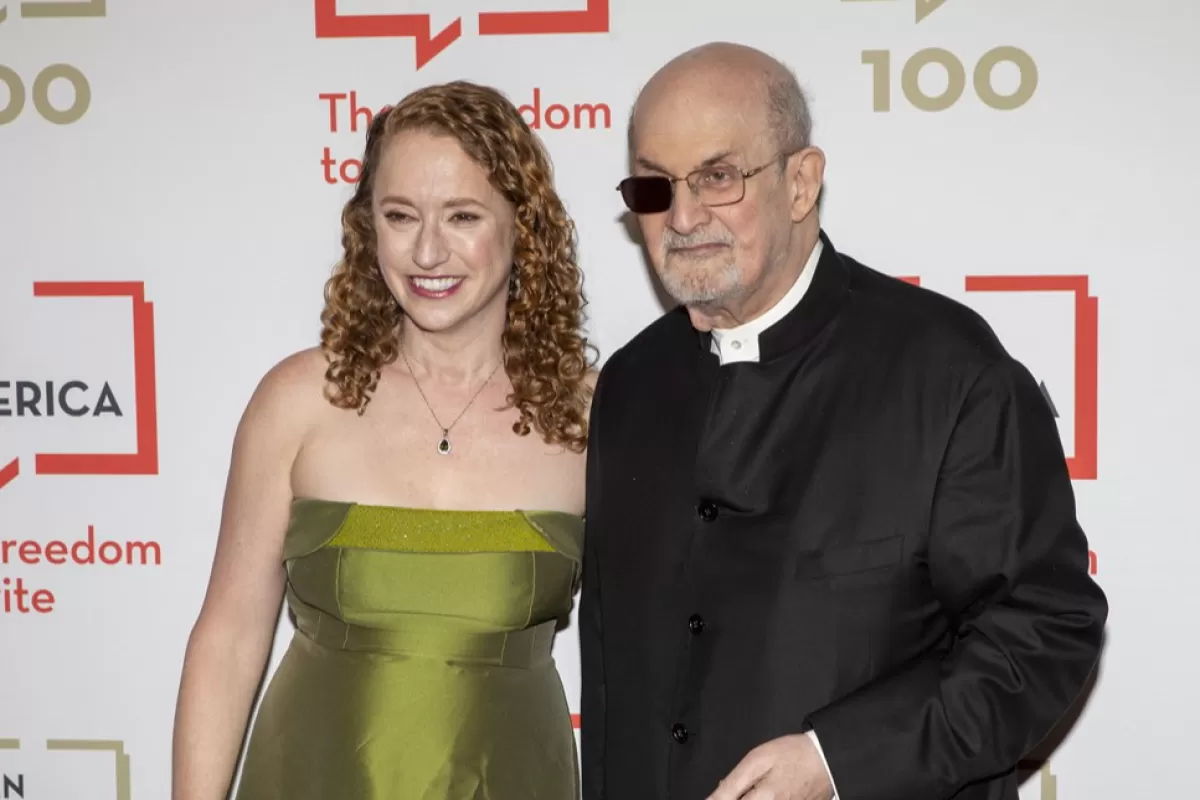 Scriitorul britanic Salman Rushdie a reapărut, în premieră, în public