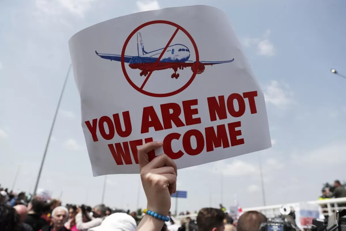 Președintele rus, Vladimir Putin, se declară „total surprins” că georgienii manifestează contra lui