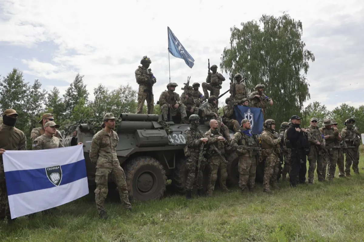 Membrii „Corpulului de Voluntari Rusi” și ai „Legiunii Libertatea Rusiei” au o întâlnire cu mass-media, nu departe de granița dintre Ucraina și Rusia, în zona Harkiv, nord-estul Ucrainei, 24 mai 2023, pe fondul invaziei ruse.