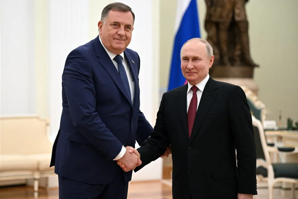 Vladimir Putin îl decorează pe liderul sârbilor bosniaci pentru contribuţia la dezvoltarea cooperării bilaterale