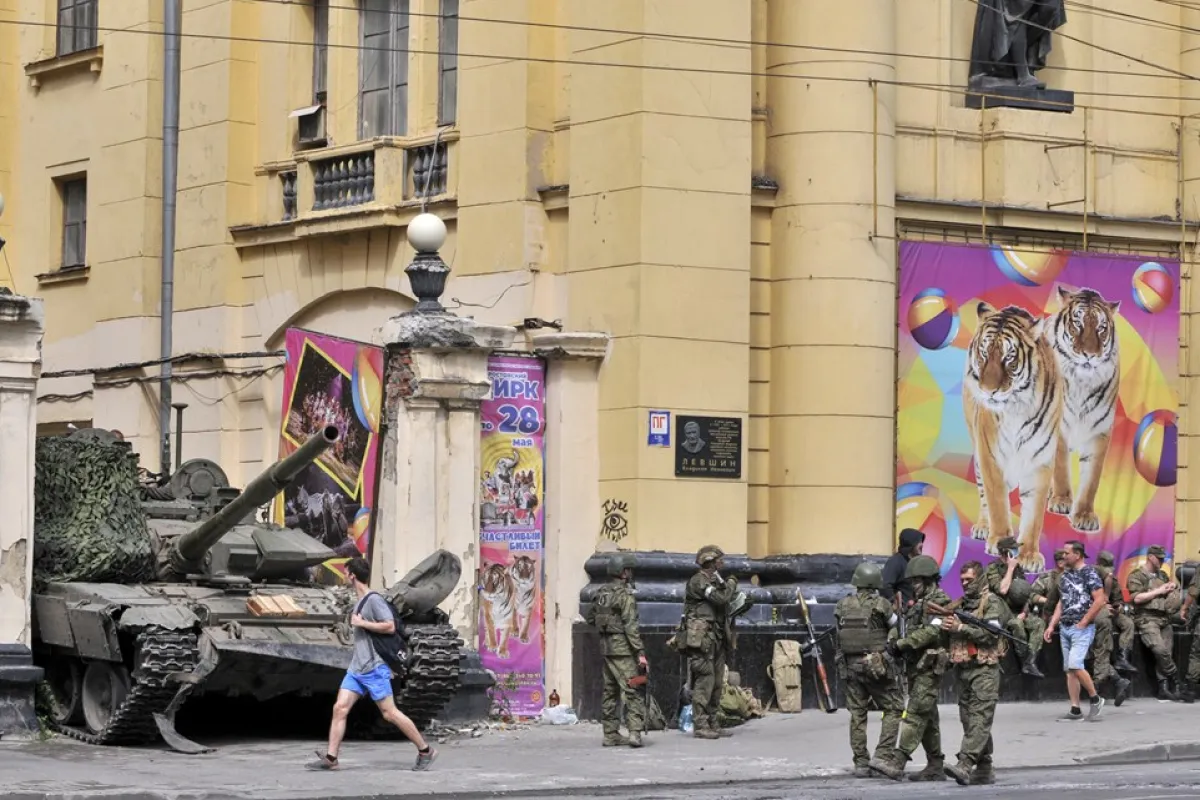 Militari ai companiei militare private (PMC) Wagner Group blochează o stradă din centrul orașului Rostov-on-Don, sudul Rusiei, 24 iunie 2023.