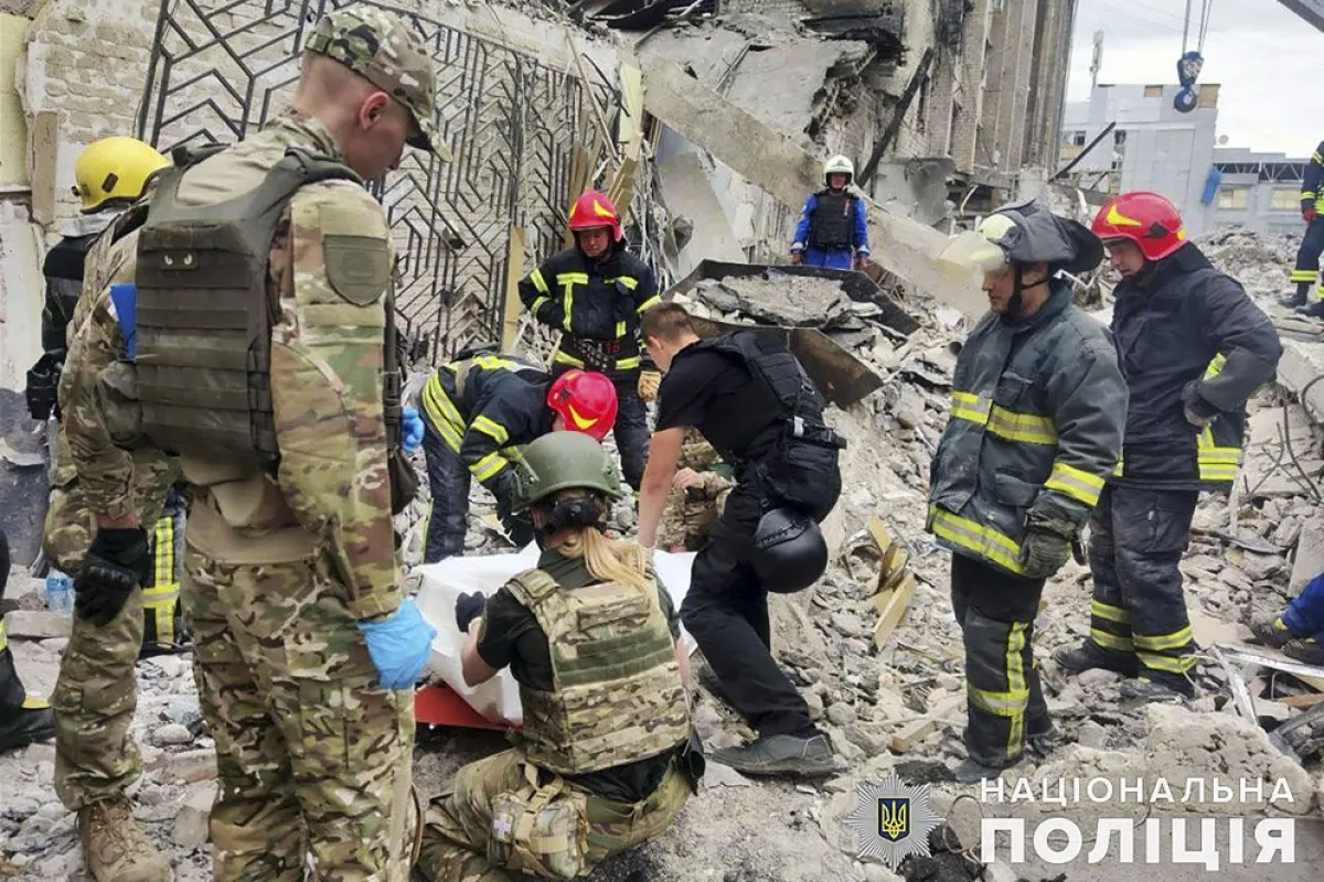 O fotografie pusă la dispoziție de Poliția Națională a Ucrainei arată salvatori la locul unei lovituri cu rachete în centrul orașului Kramatorsk, zona Donețk, Ucraina, 28 iunie 2023, pe fondul invaziei ruse.