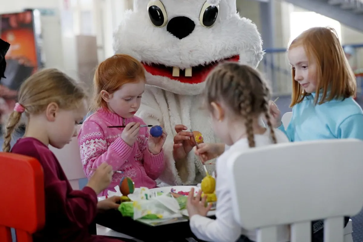 PROPAGANDĂ DE RĂZBOI: Ucrainenii vor cetățenia rusă ca să-și apere copiii de UE