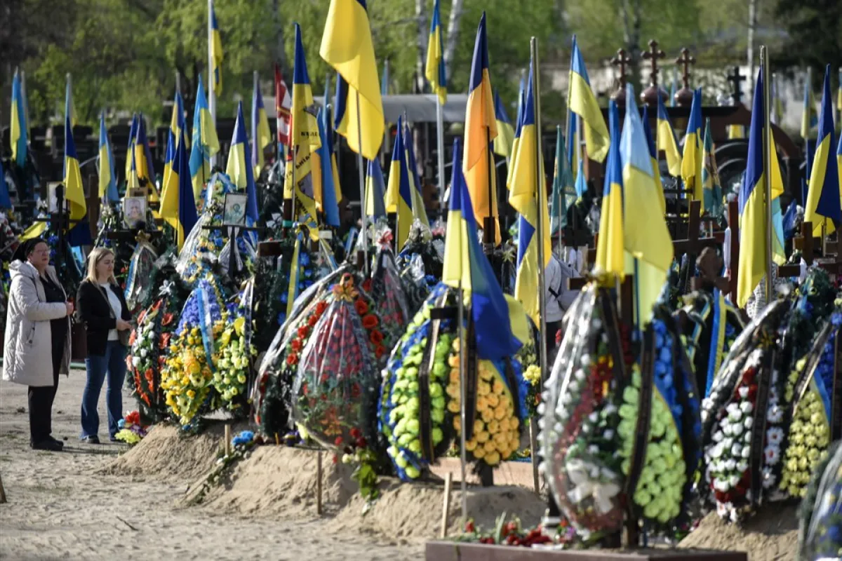 PROPAGANDĂ DE RĂZBOI: Ucrainenii nu mai au loc în cimitire pentru militarii morți