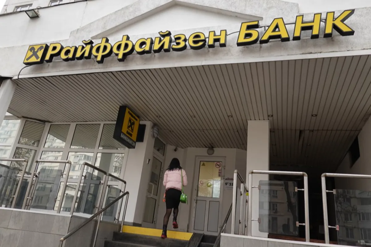 Banca austriacă Raiffeisen își întârzie ieșirea de pe piața rusă