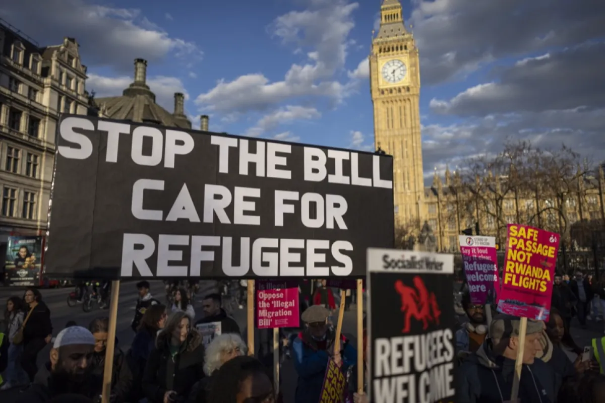 Migranții sosiți ilegal în Marea Britanie nu mai pot solicita azil