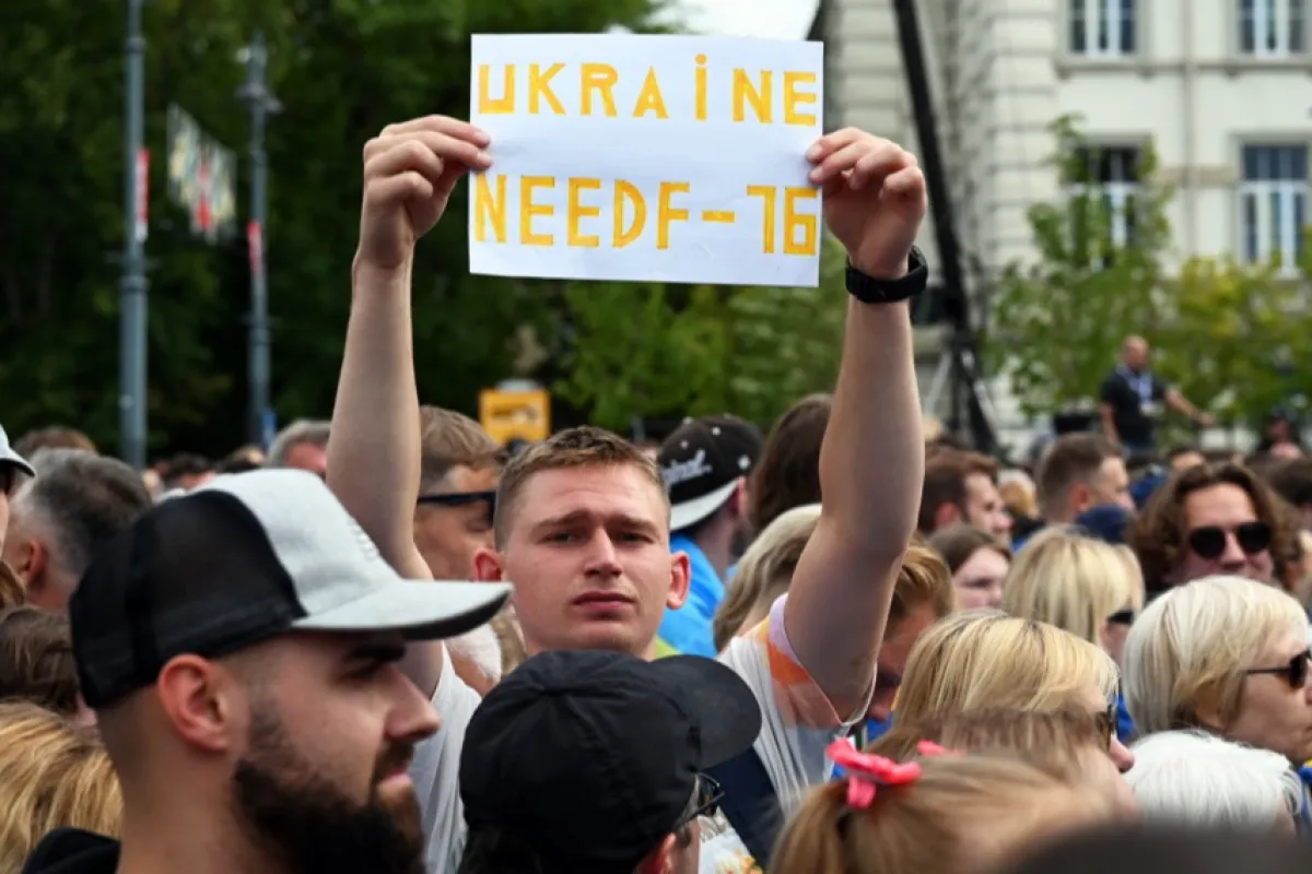 Un bărbat ține o pancartă “Ucraina are nevoie de F-16” în timp ce oamenii se adună pentru concertul #UkraineNato33 pentru Ucraina în Piața Lukiskes în timpul summitului NATO de la Vilnius, Lituania, 11 iulie 2023. Summit-ul Organizației Tratatului Atlanticului de Nord (NATO) are loc la Vilnius pe 11 și 12 iulie 2023, iar liderii aliaţi vor adopta noile planuri de apărare.