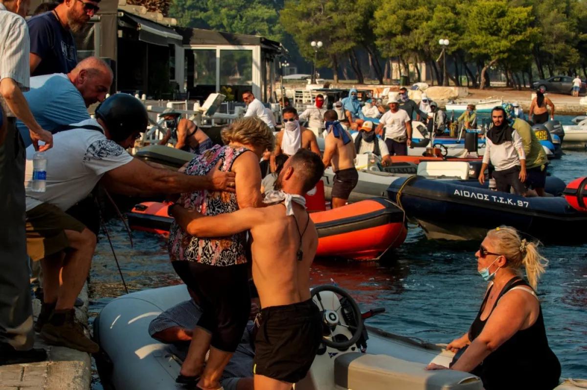 Incendiile forestiere din Grecia au amenințat o bază aeriană din estul țării