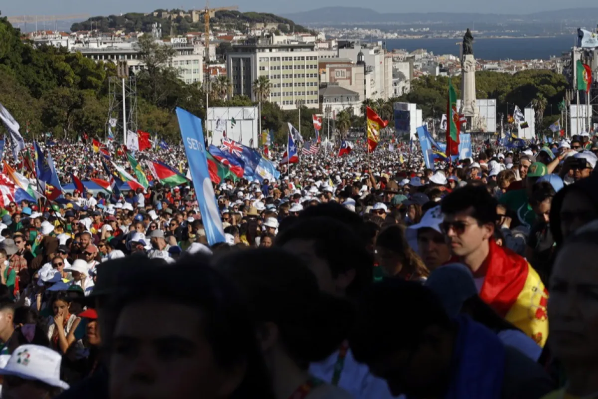 Papa îi îndeamnă pe tineri să se ferească de iluziile lumii virtuale