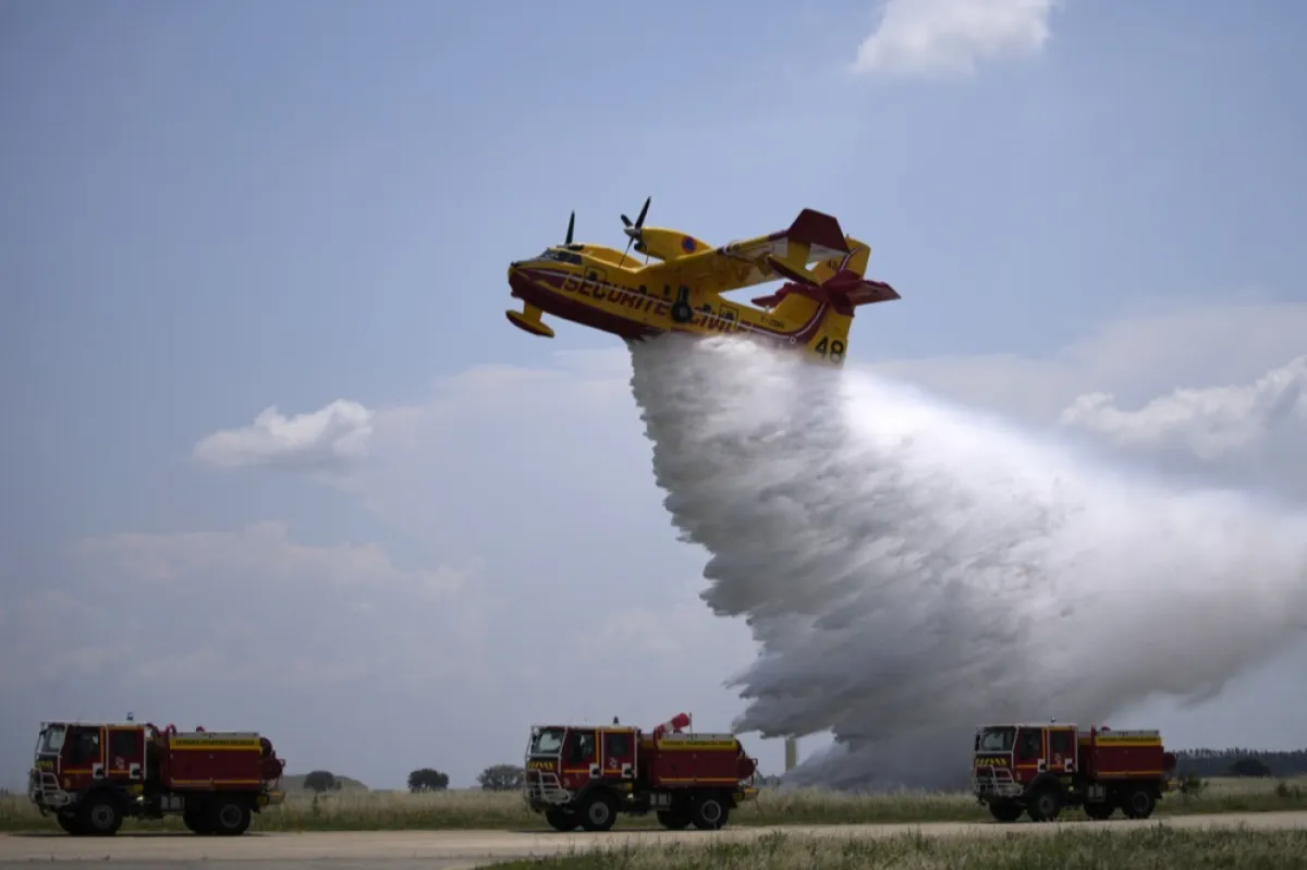 Pompierii militari români vor ajuta la stingerea incendiilor de pădure din Franţa