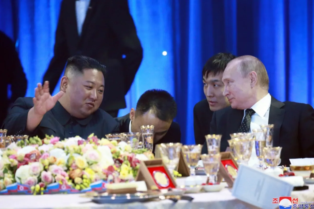 Comuniștii nord-coreeni ar vrea să le vândă arme rușilor