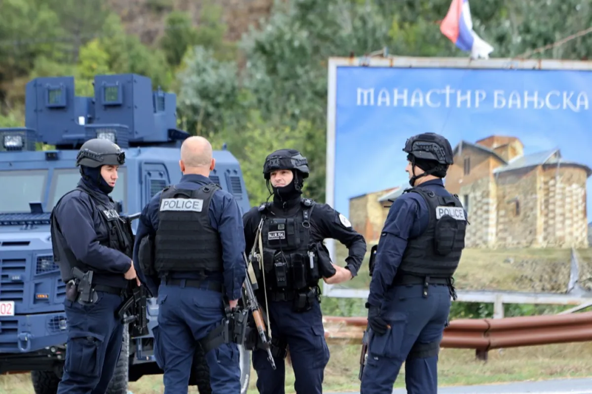 Poliția din Kosovo intră cu blindatele într-un sat nordic, scena unui scimb de focuri soldat cu patru morți