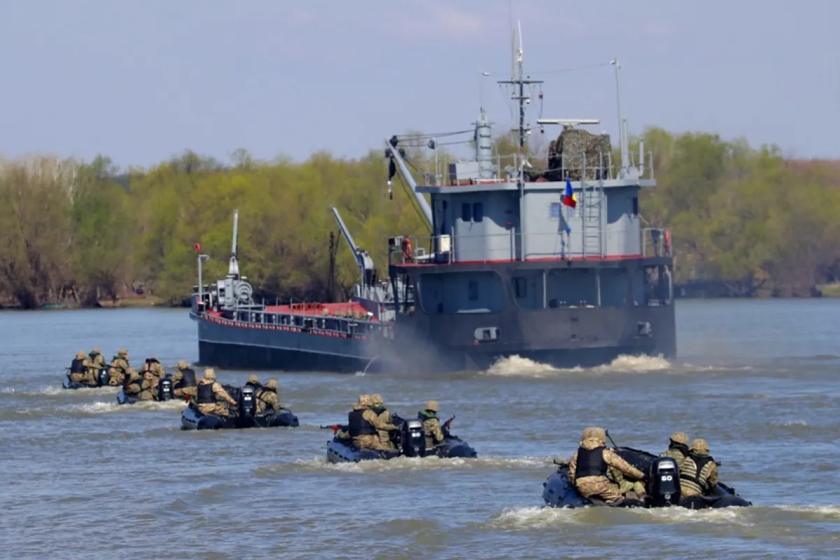 Forţele navale ale României patrulează pe Dunăre, în apropierea zonelor bombardate de ruşi